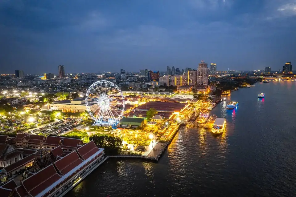 Luftaufnahme von Asiatique The Riverfront in Bangkok