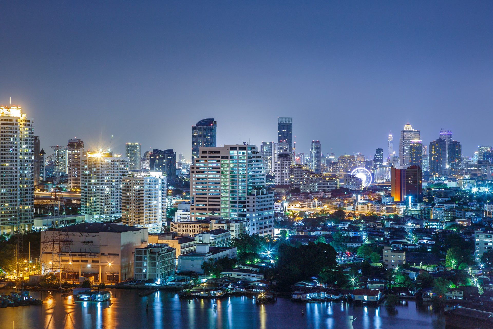 Skyline-ul Bangkokului noaptea