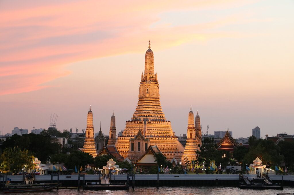 Wat Arun la apus în Bangkok