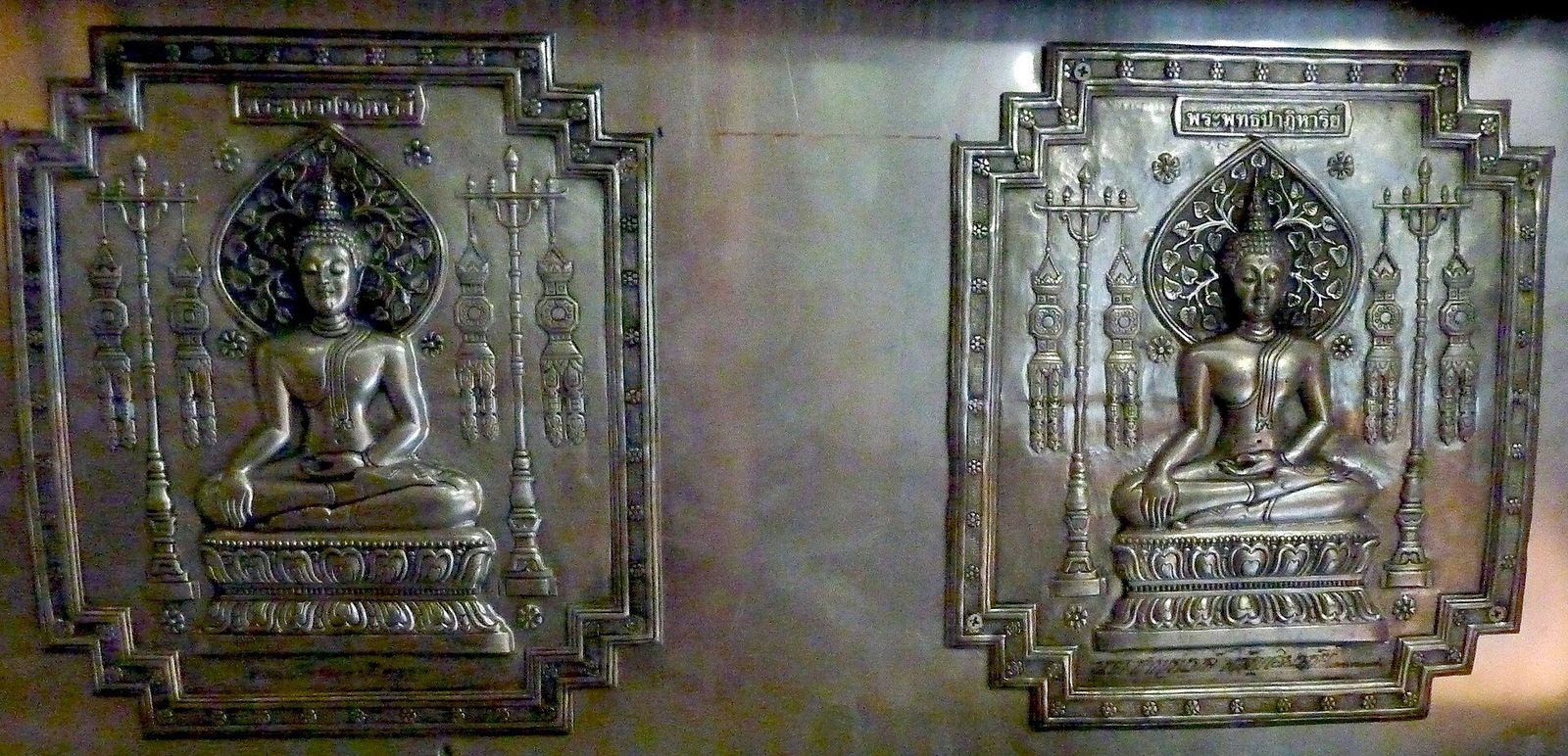 Handgetriebene Silbertafeln.