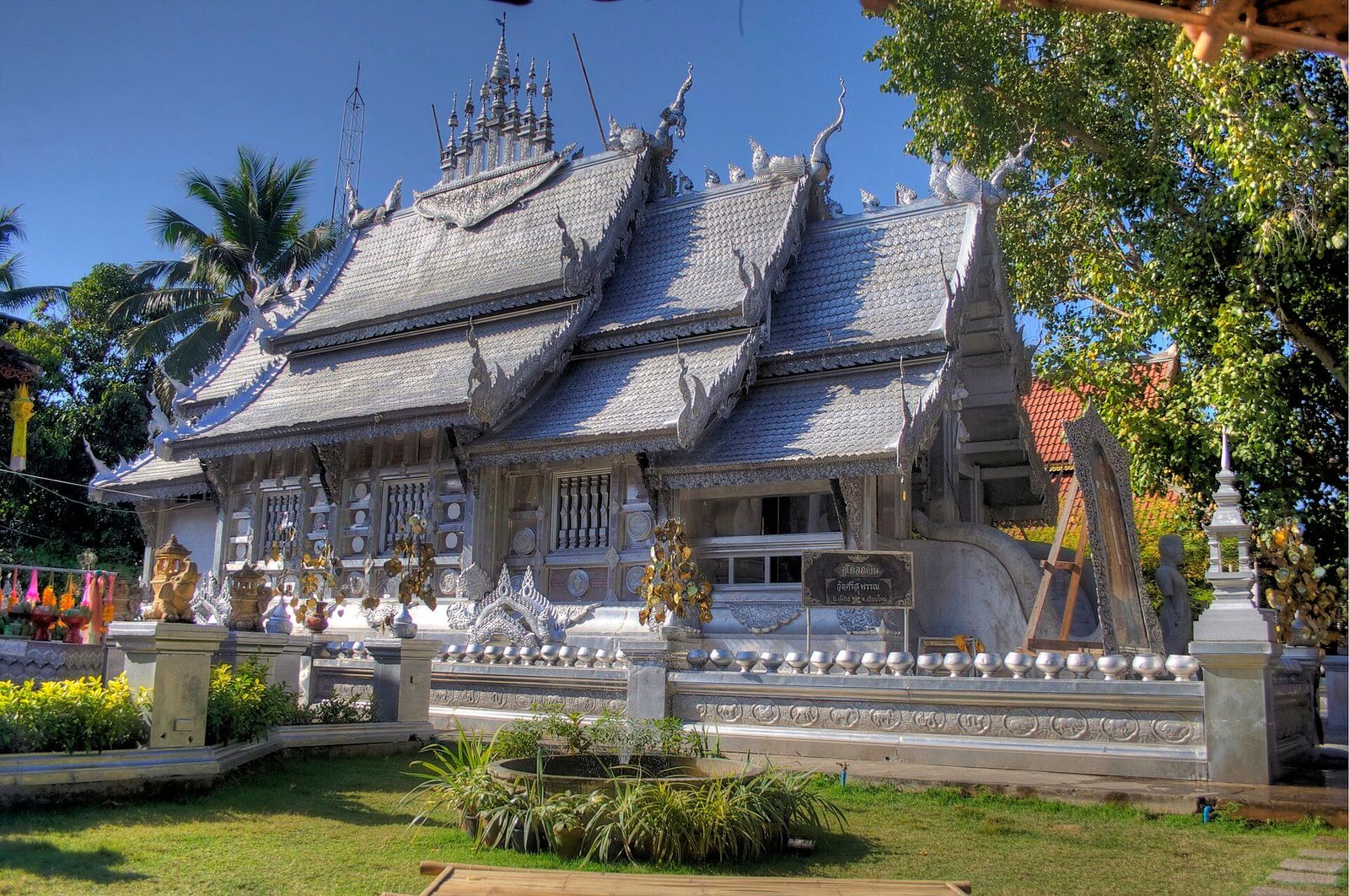 Eine mit handgetriebenem Silber verkleidete Tempelhalle in Chiang Mai