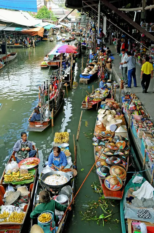Damnoen-Saduak-Schwimmmarkt von der Uferpromenade aus gesehen.