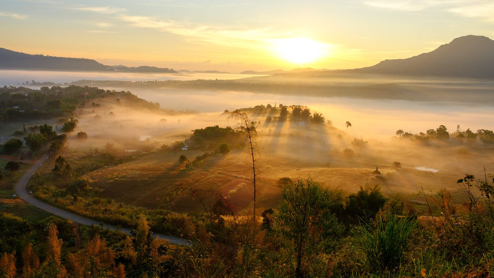 Puncte de belvedere deasupra norilor în nord-estul Thailandei