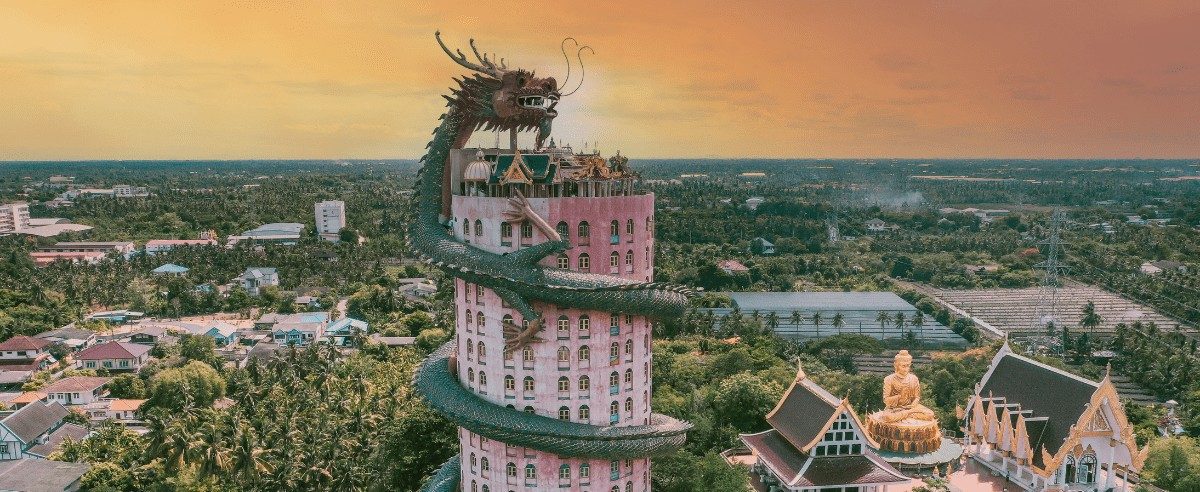 Luces del atardecer y siluetas de templos a orillas del río Chao Phraya.