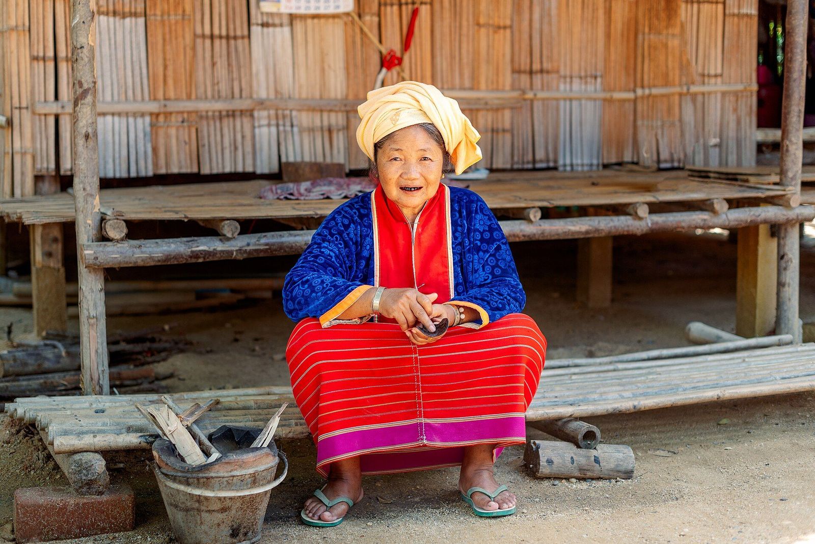 ผู้เฒ่าชาวกะเหรี่ยงในชุดพื้นเมือง