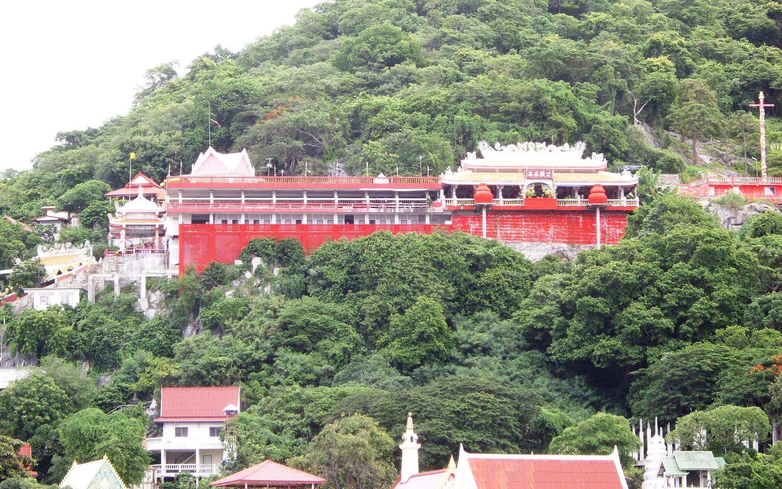 The Chinese shrine above the harbour.