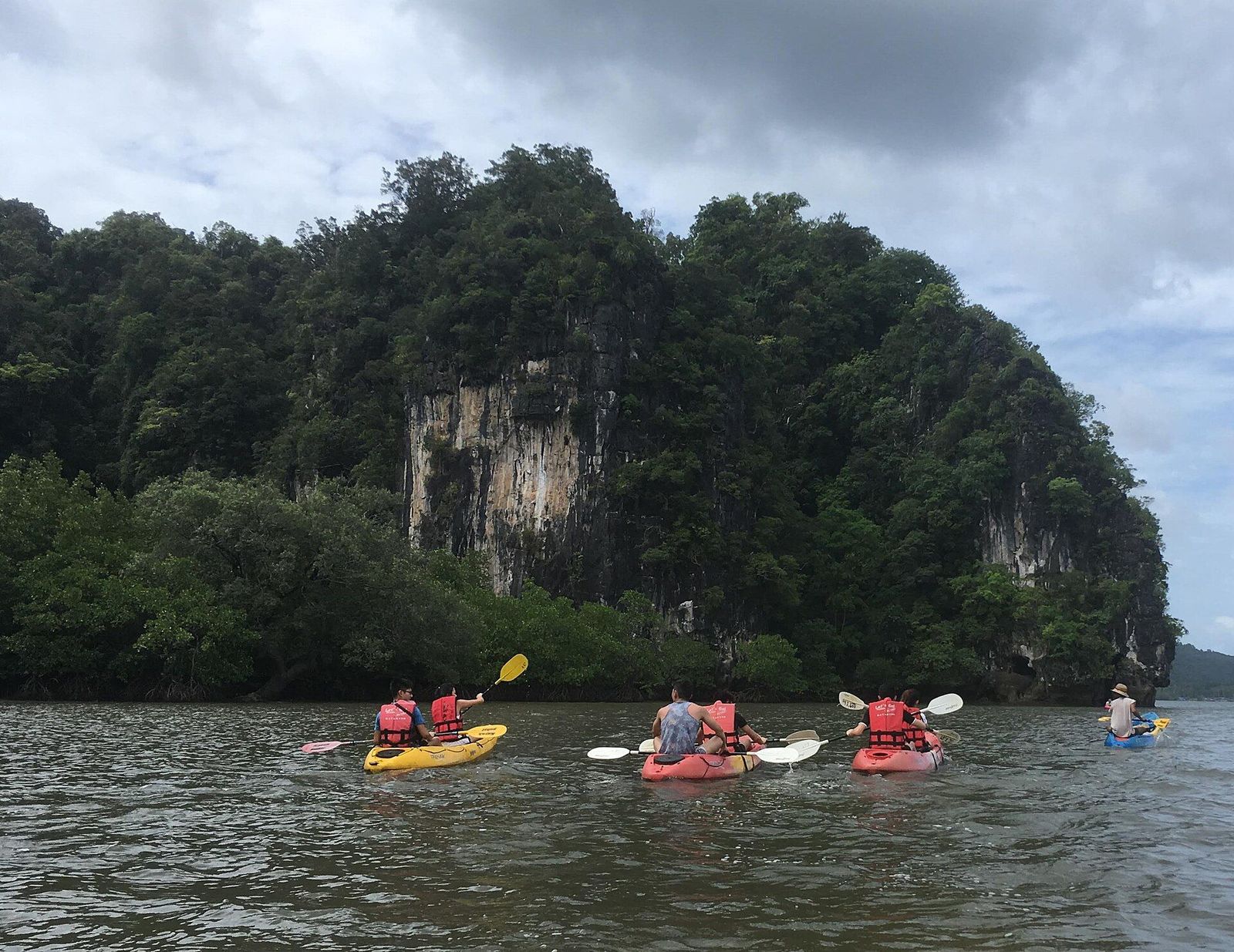 Kajaks zwischen Kalksteinfelsen und Mangroven an der Küste von Krabi