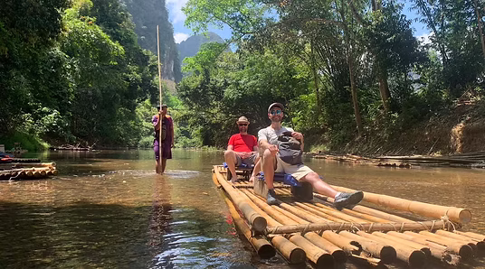 Rafting durch den sogenannten „dunklen Tunnel“ im Rahmen der Tour.