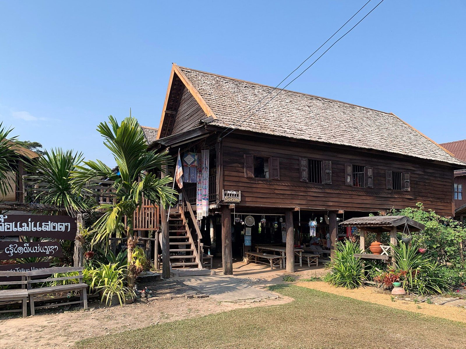 Ein traditionelles Tai-Lue-Holzhaus auf Stelzen in Nordthailand
