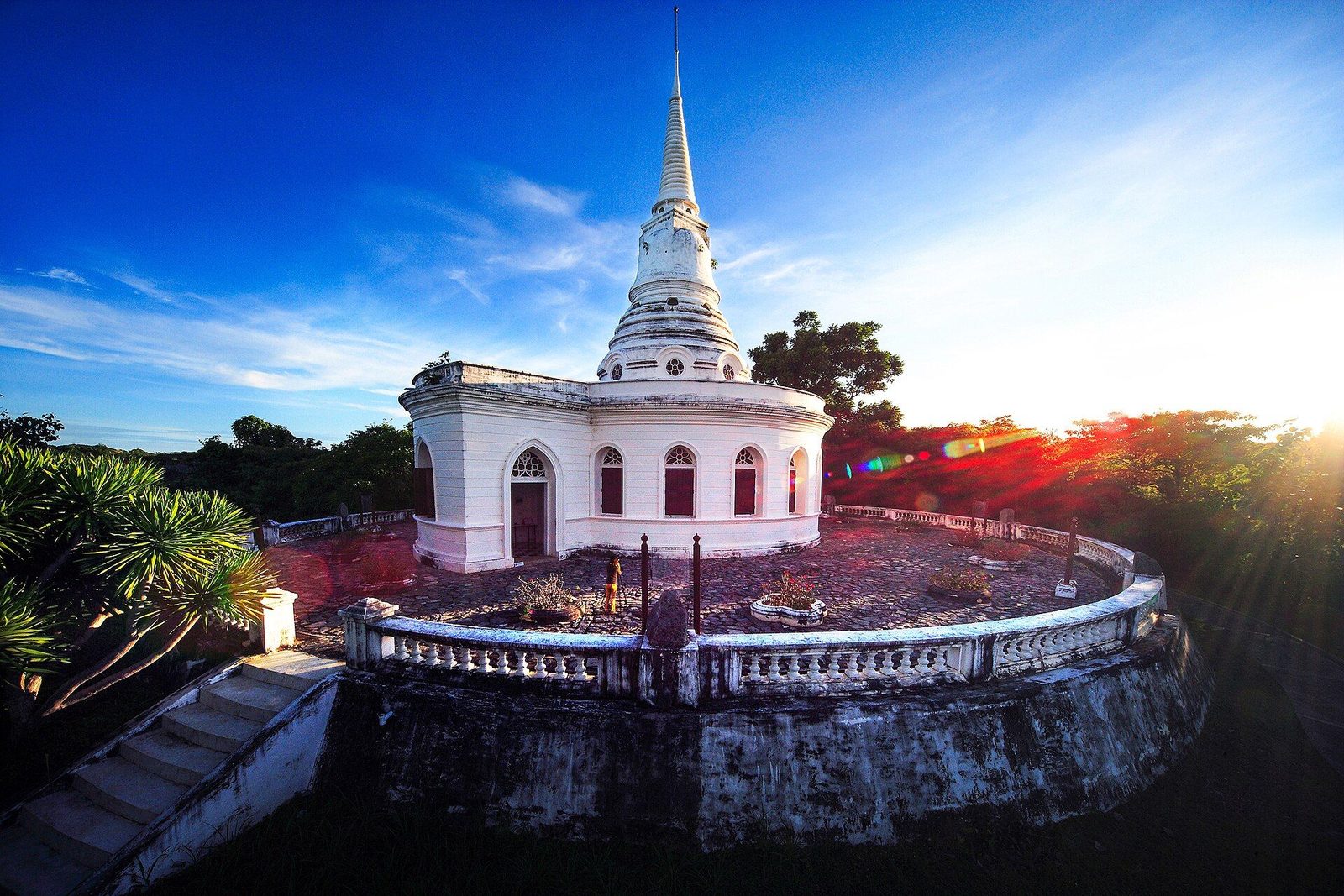 The white chedi of Wat Asdang Nimit.