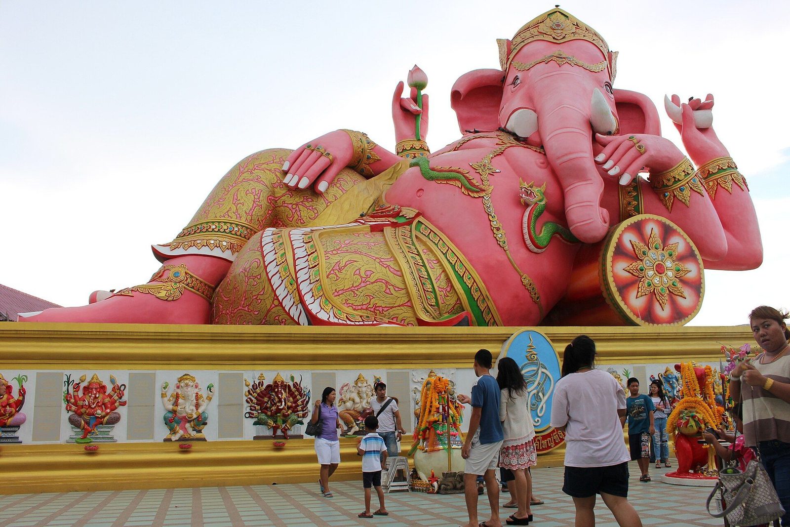 The pink Ganesha of Wat Saman Rattanaram.