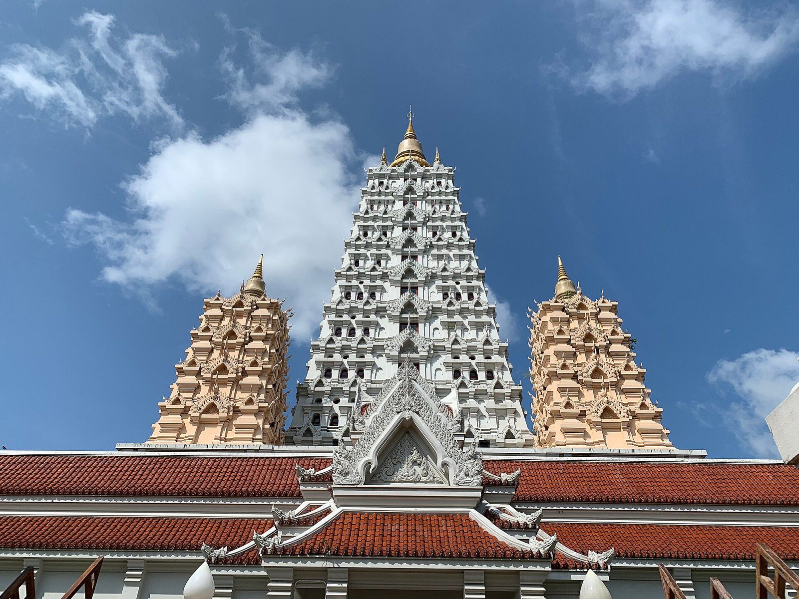 The pavilions of Wat Yansangwararam.